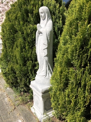 Moeder Maria / Mother Mary, groot op sokkel, vol stenen beeld.