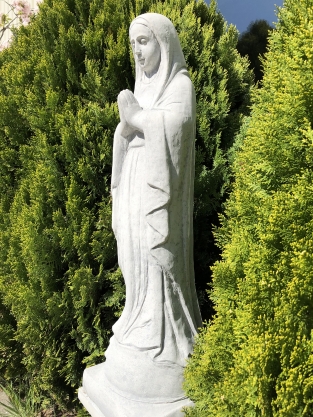 Moeder Maria / Mother Mary, groot op sokkel, vol stenen beeld.