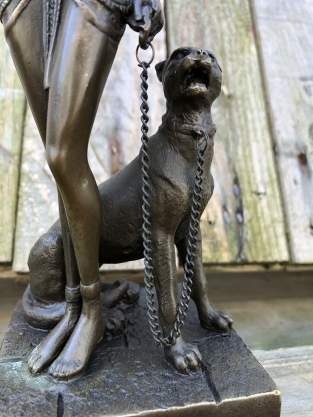 Een bronzen beeld van Cleopatra met PANTHER