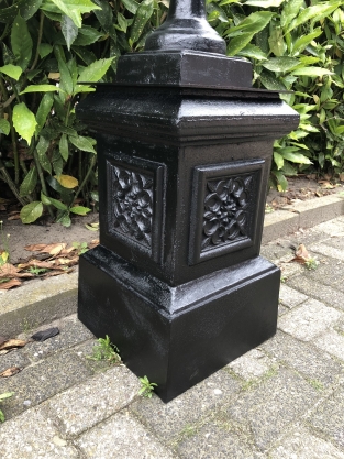 Gietijzeren vaas op gietijzeren zuil, zwaar en fors in het zwart!!