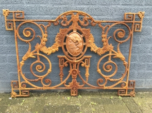 Zaun für z.B. Balkon, Gusseisen Antiquität mit Medaillon