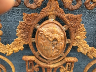 Zaun für z.B. Balkon, Gusseisen Antiquität mit Medaillon