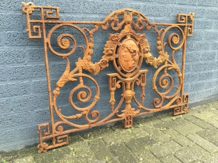 Zaun für z.B. Balkon, Gusseisen Antiquität mit Medaillon