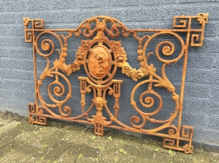Zaun für z.B. Balkon, Gusseisen Antiquität mit Medaillon