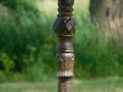 Fraai vogelbad op voet, met leuk decoratief vogeltje op de rand van het bad, gietijzer