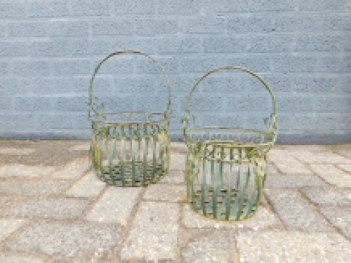 Prachtige set van 2 bloemenmanden - vintage groen