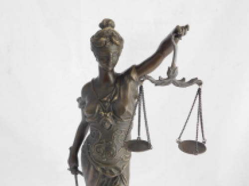 Eine Bronzestatue der Lady Justice