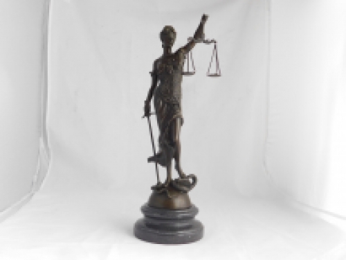 Een bronzen beeld van de Vrouwe Justitia