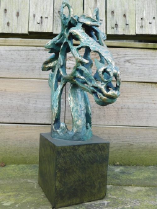 Horse head sculpture, a work of art made of polystone, very beautiful to look at!!