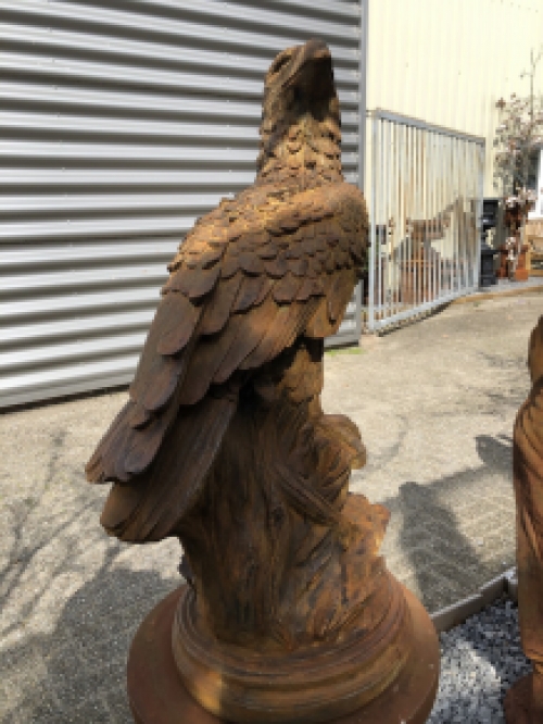 Detaillierte Skulptur eines Adlers, der auf einem Felsen sitzt, aus oxidiertem Stein