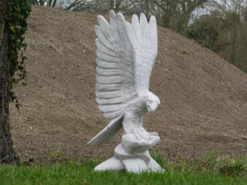 Adler mit erhobenen Flügeln - voll mit Stein