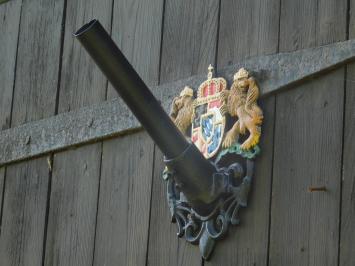 Flagpole holder with Royal Emblem – Powder-coated cast iron