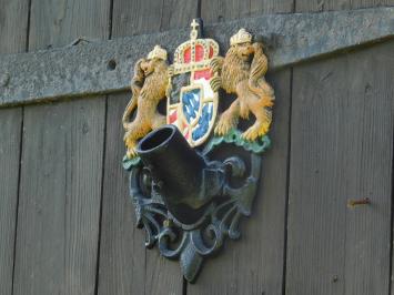 Flagpole holder with Royal Emblem – Powder-coated cast iron