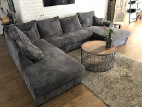 Prachtige forse nieuwe ribstoffen U-lounge hoekbank model, standaard in taupe kleur, in meerdere kleuren te bestellen.