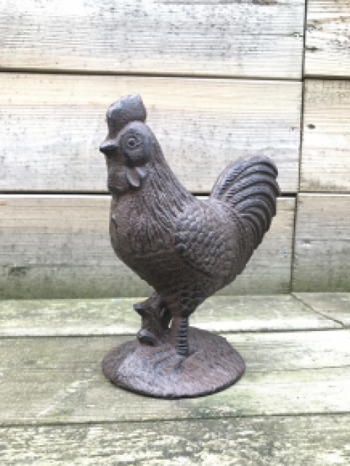 Statue of a rooster, made of cast iron