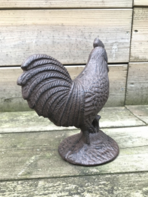 Statue of a rooster, made of cast iron