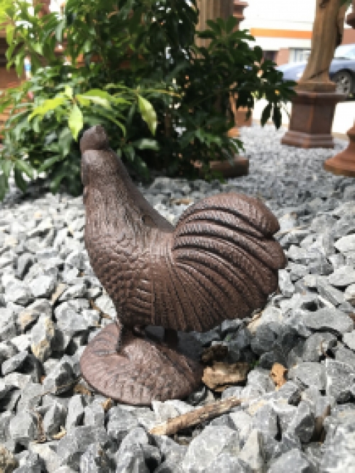Statue of a rooster, made of cast iron