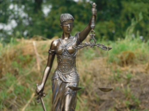 Groot beeld van Vrouwe Justitia, brons-look, heel mooi!