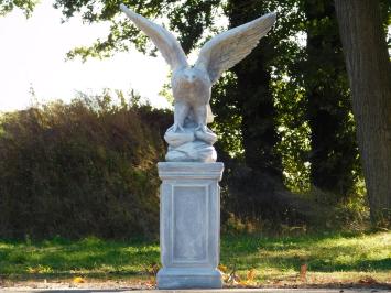 Gartenfigur Adler mit ausgebreiteten Schwingen auf Sockel – 107 cm – Steinset