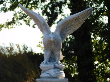 Gartenfigur Adler mit ausgebreiteten Schwingen auf Sockel – 107 cm – Steinset