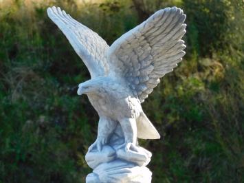 Gartenfigur Adler mit ausgebreiteten Schwingen auf Sockel – 107 cm – Steinset