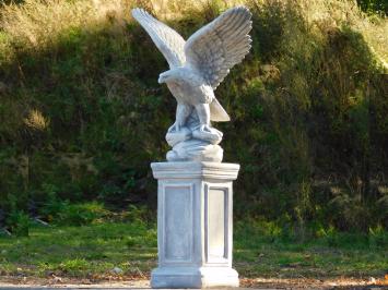 Gartenfigur Adler mit ausgebreiteten Schwingen auf Sockel – 107 cm – Steinset