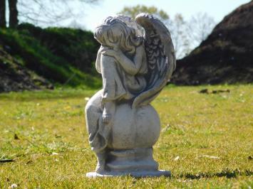 Figur „Engel auf Kugel“ – 36 cm – Stein