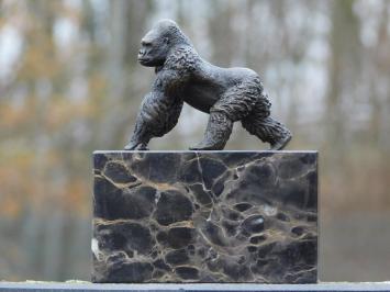 Bronzestatue Gorilla auf Marmorsockel