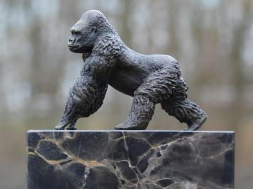 Bronzestatue Gorilla auf Marmorsockel