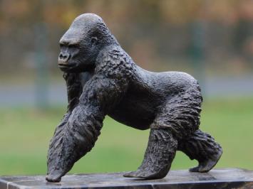 Bronzestatue Gorilla auf Marmorsockel