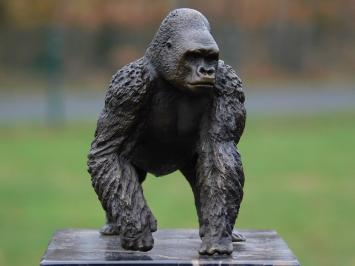 Bronzestatue Gorilla auf Marmorsockel