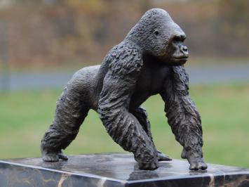 Bronzestatue Gorilla auf Marmorsockel