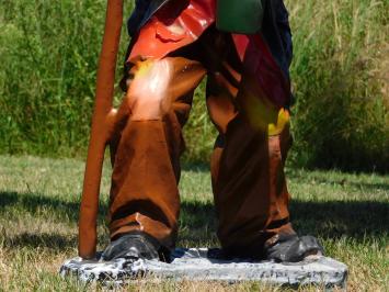 Skulptur „Alter Mann mit Spazierstock und Trinkflasche“ – 90 cm – Polystone