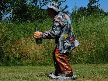 Skulptur „Alter Mann mit Spazierstock und Trinkflasche“ – 90 cm – Polystone