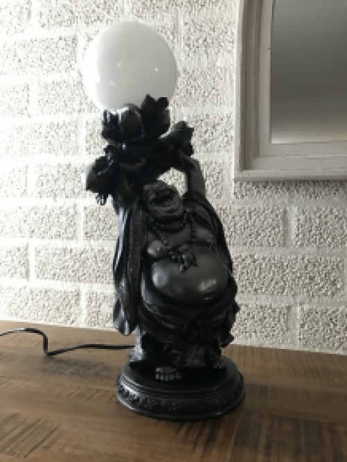 Boeddha lamp, hele aparte en exclusieve lamp in de vorm van een Boeddha die de bol vasthoudt