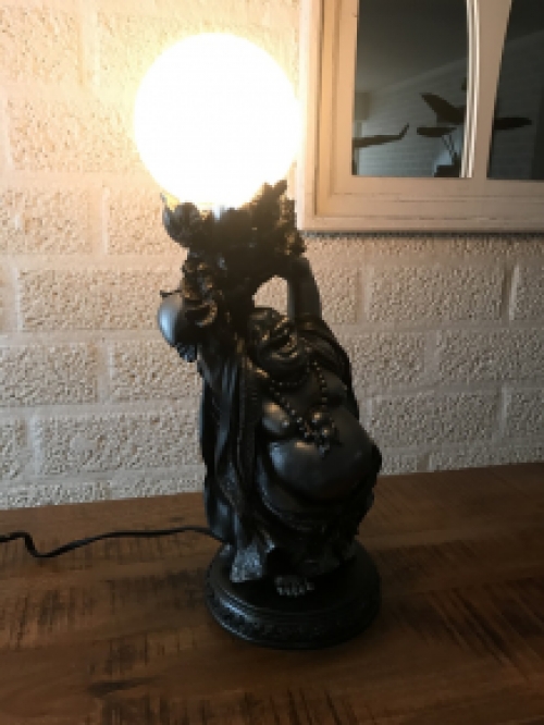 Buddha-Lampe, ganz besondere und exklusive Lampe in Form eines Buddhas, der die Kugel hält