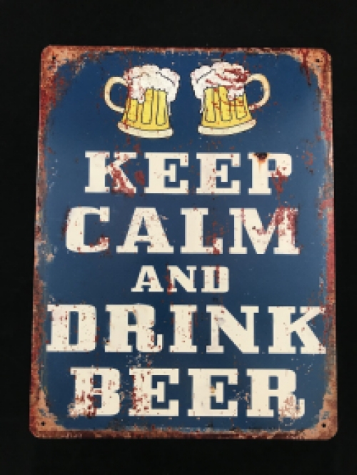 Schild mit der Aufschrift: 'KEEP CALM AND DRINK BEER', schönes Schild!