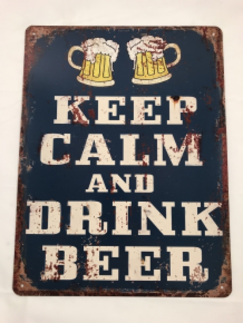 Schild mit der Aufschrift: 'KEEP CALM AND DRINK BEER', schönes Schild!