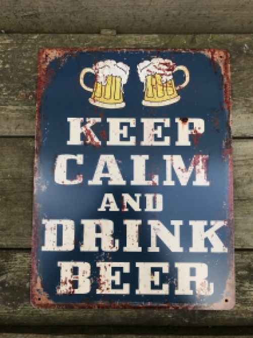 Bordje met de tekst: 'KEEP CALM AND DRINK BEER', mooie sign!