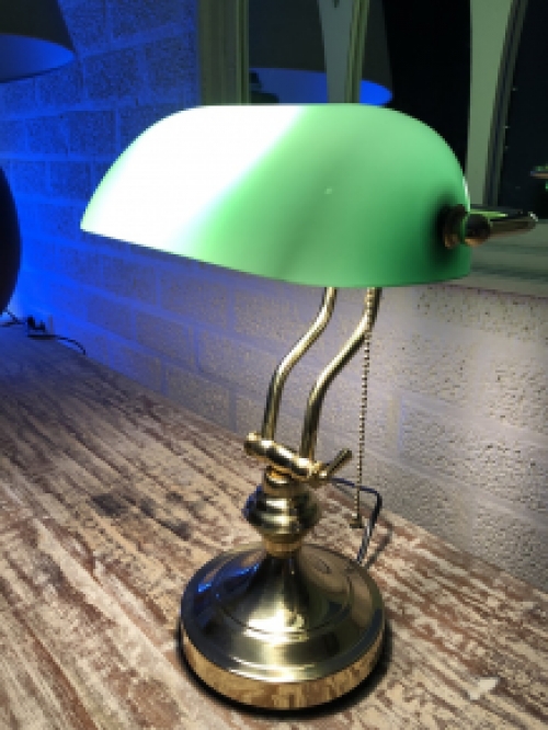 Een prachtige messing-groen glazen banking desk buro lamp