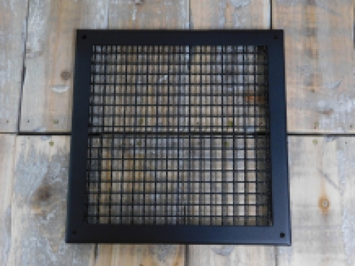 Groot vierkant ventilatierooster met massief (grof) gaas, mat zwart