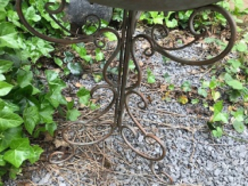 Een geweldig decoratiestuk voor in uw tuin, vogelbad, gemaakt van metaal