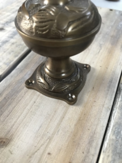 Deurknop , Art Nouveau Knop met Rosette , gepatineerd messing, draaibaar.