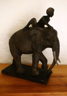 1 Skulptur olifant met ruiter, Polystein