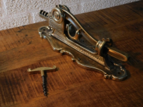 Wand wijnopener, hendel kurkentrekker messing, flesopener messing, heel fraai!! LAATSTE!