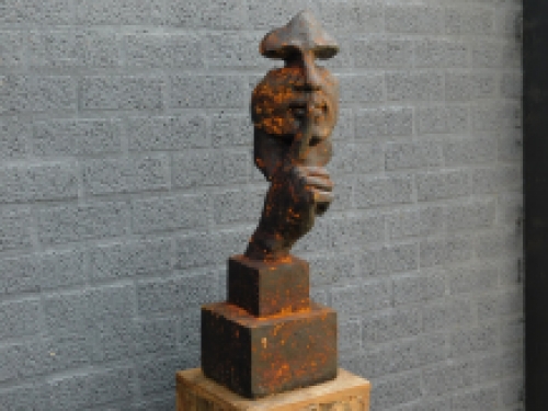 Een exclusief en bijzonder beeld van ''de fluisteraar'', polystein, sculptuur als decoratie