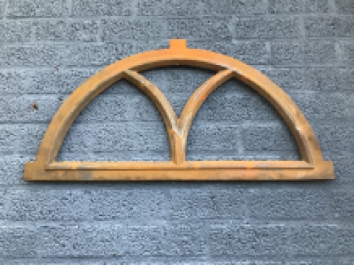 Cast iron stable window V-half round, 80x41