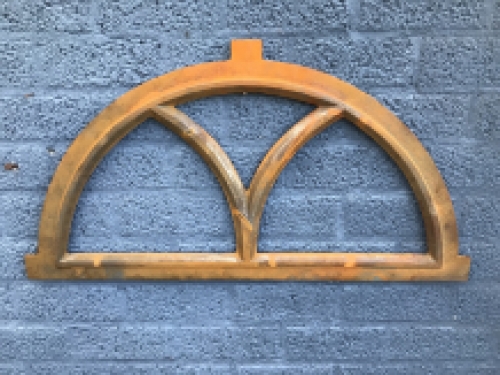 Cast iron stable window V-half round, 80x41