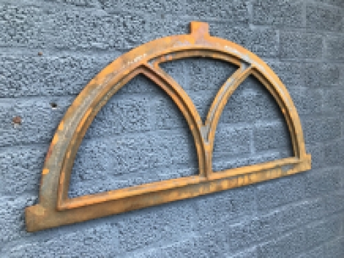 Cast iron stable window V-half round, 80x41