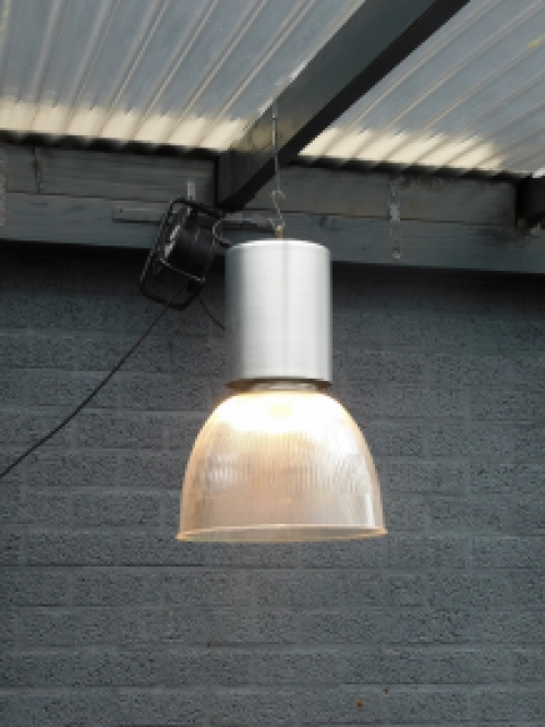 Fraaie grote  metalen antieke industriële  hanglamp met fraaie lichtkap.